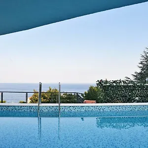  Apartment In Ziza, Rooftop Swimming Pool Croatia